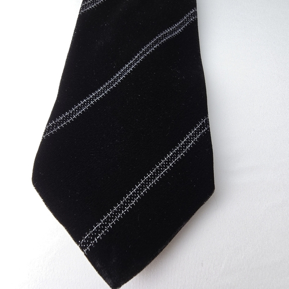 Giorgio Armani Velvet Black Tie With Subtle Metallic SilverThreaded Stripes 56” - Picture 3 of 11